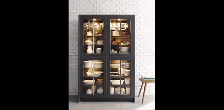 Kueche-Vienna-Lavaschwarz-Vitrine-Zoom